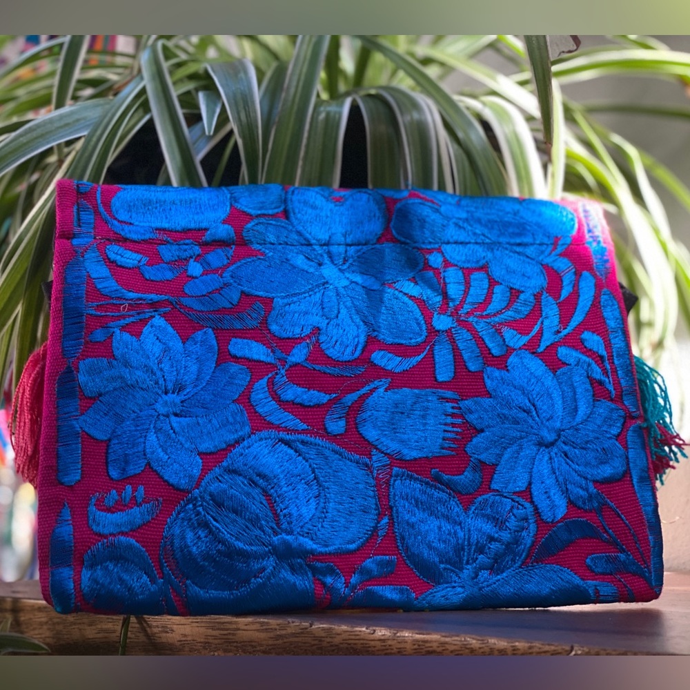 Tassled envelope clutch with zippered closure - Picture 11 of 11